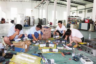 江蘇天正環?？萍冀陙聿粩嗉哟蠹几耐度牒涂萍紕撔?助力公司高質量發展,生產的高、中、低和特殊規格的開關柜,備受中外客商的青睞。目前該公司在手訂單已排到11月份。圖為8月30日生產人員在趕制產品。