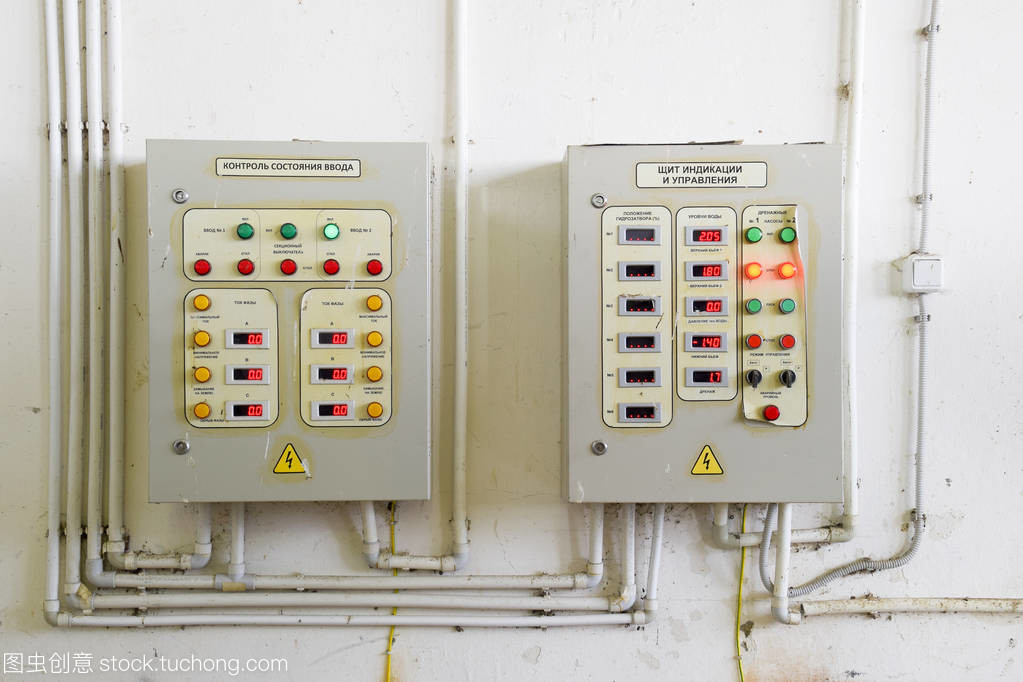 電氣開(kāi)關(guān)柜泵站。控制單元和電泳